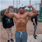 Coach de entrenamientos de peso corporal y musculación con pesos libres